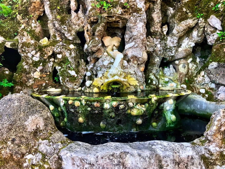 another little fountain grotto in the gardens