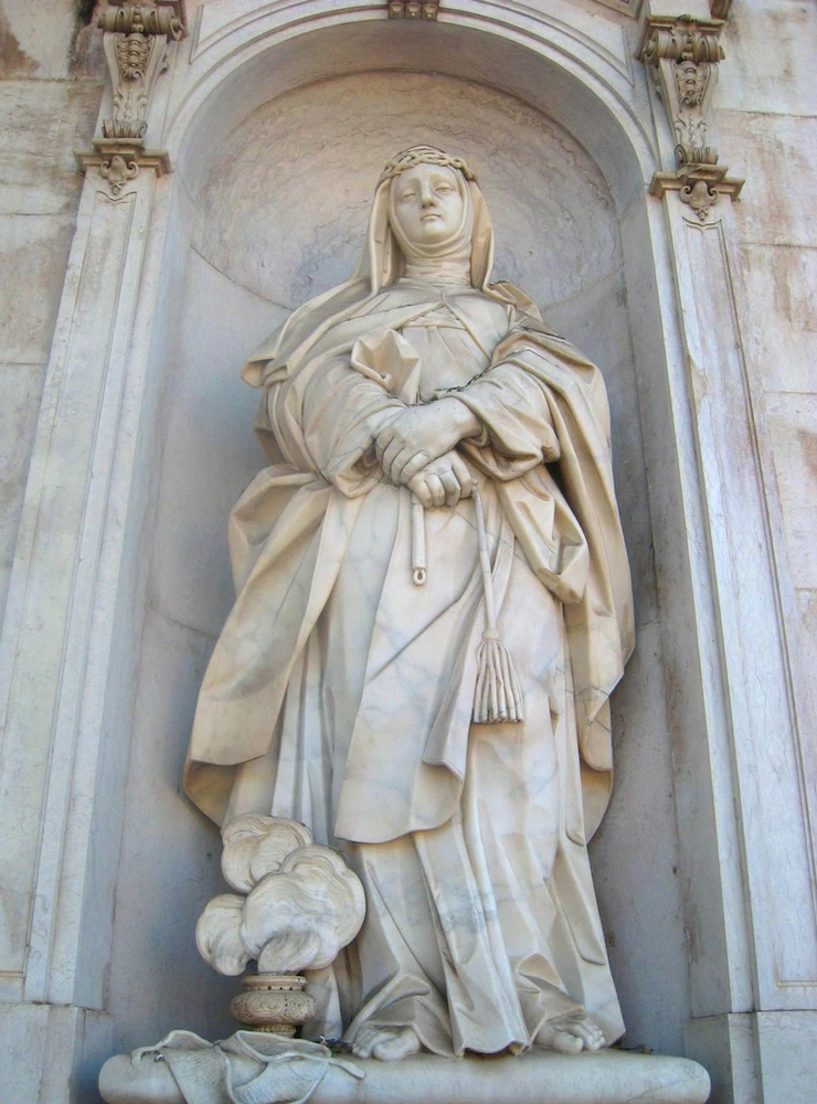 one of the exterior statues on the Basílica da Estrela