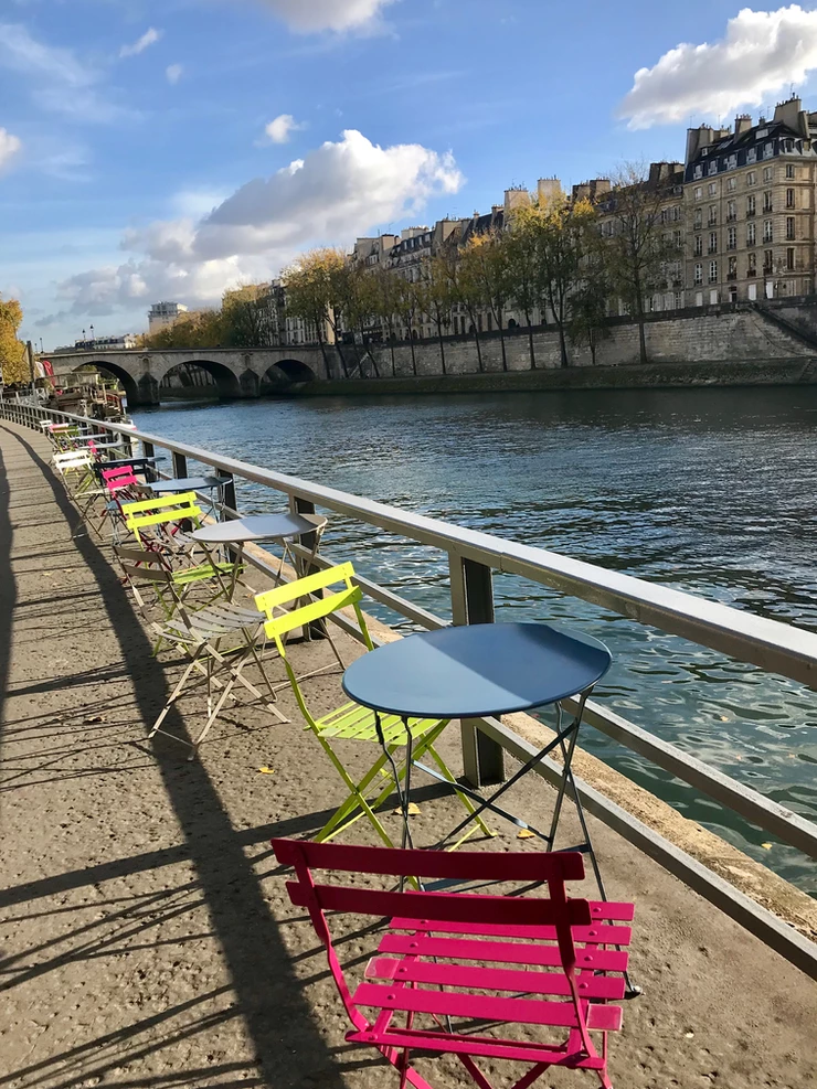 Quai de l’Hôtel de Ville, view along the embankment of the river Seine