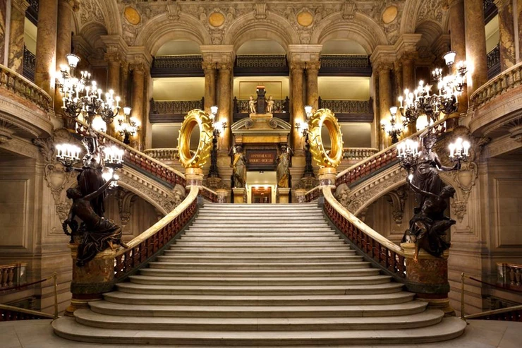 Claude Lévêque's installation Les Saturnales the opulent Paris opera house. © C. Pele
