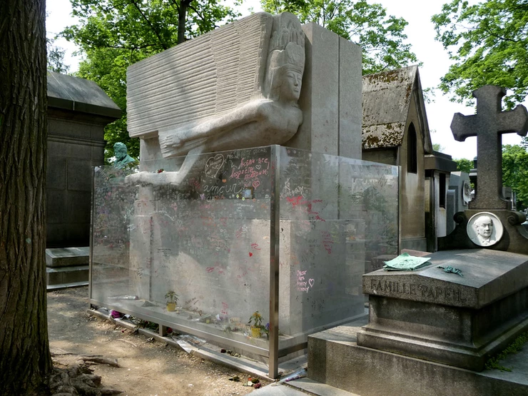 Oscar Wilde's grave  with the sculpture Modernist Angel