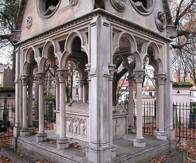 the grave of the star crossed lovers Abelard and Heloise