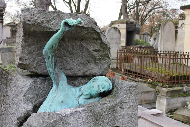 unusual grave of Georges Rodenbach