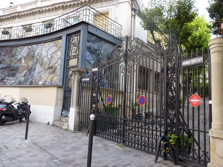 Avenue Frochot -- Alexandre Dumas and Victor Hugo lived here at one time. Toulouse-Lautrec had a studio at no. 15