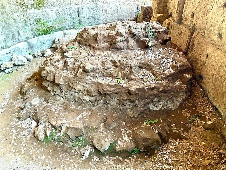 the grave of Julius Caesar