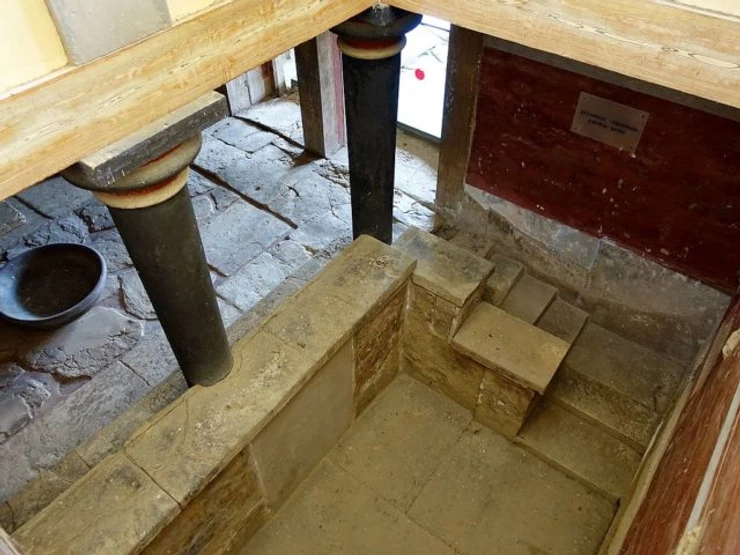 lustral basin the the throne room of Knossos