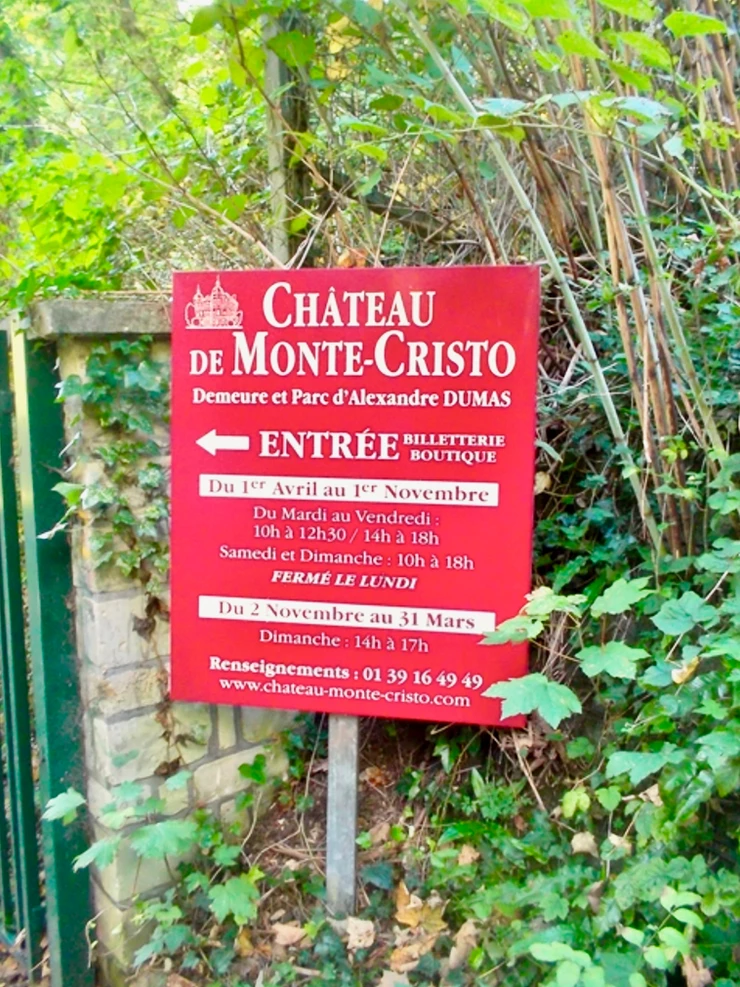 sign pointing the say to the Chateau de Monte-Cristo
