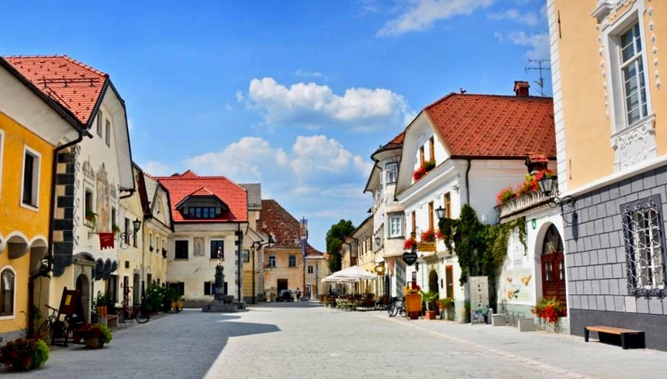 Linhartov trg square in Rodovjica