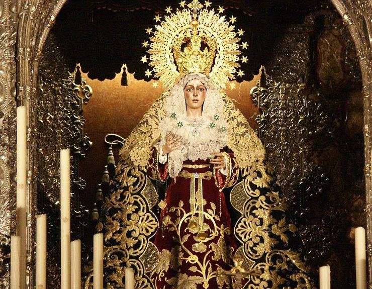 the statue of La Macarena, officially known as the Virgin of Hope of Macarena
