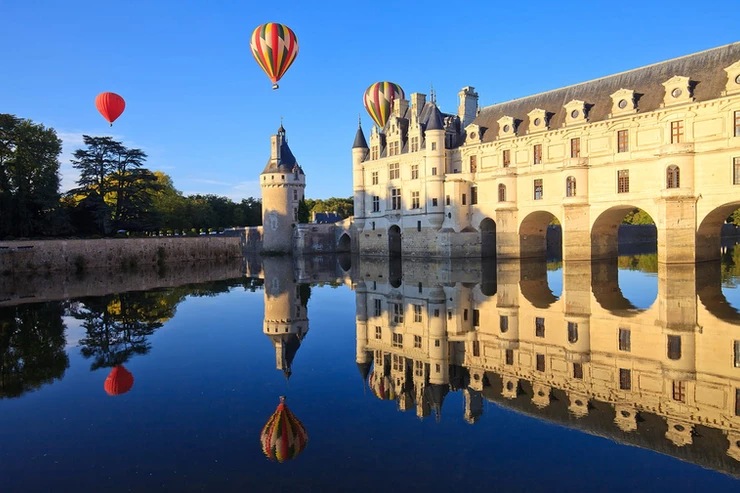 hot air balloons over Chateau de Chenonceau
