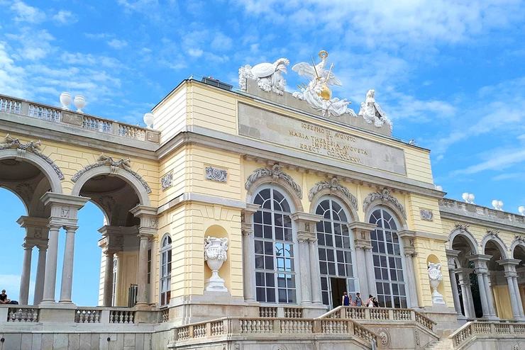 facade of Schonbrunn Palace