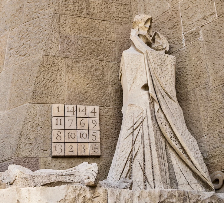 Judas kissing Jesus on the Passion Facade, on the left the mysterious 33 box