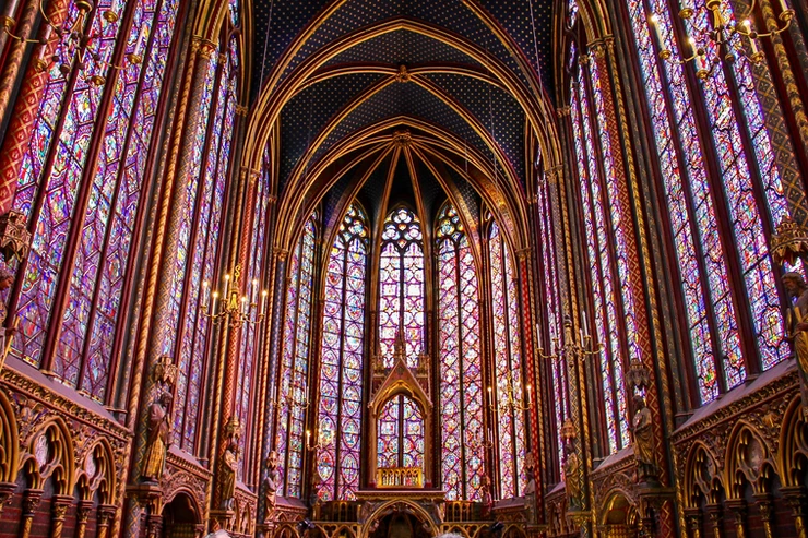 the magnificent stained glass in Saint Chapelle, a must visit attraction with 5 days in Paris