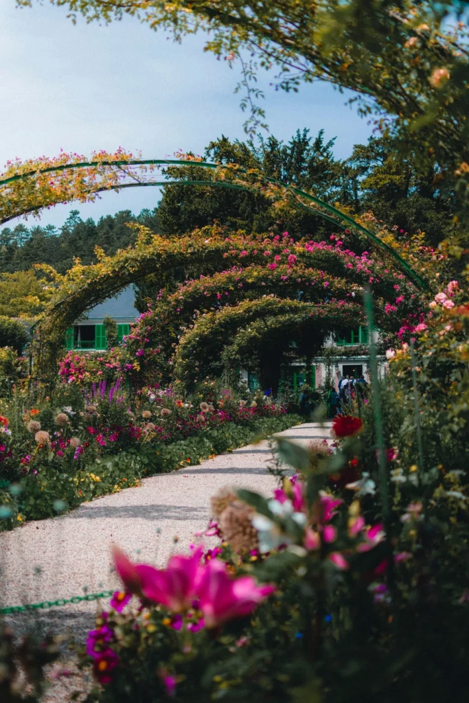 rose trellis at Giverny