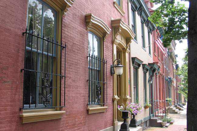 pretty townhouses in the Mexican War District