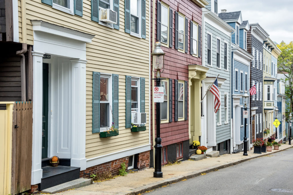 historic pastel tow houses in Charlestown
