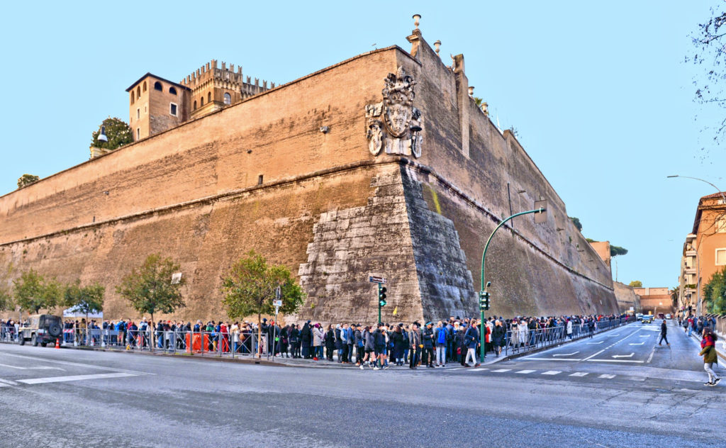 long lines outside the Vatican Museums