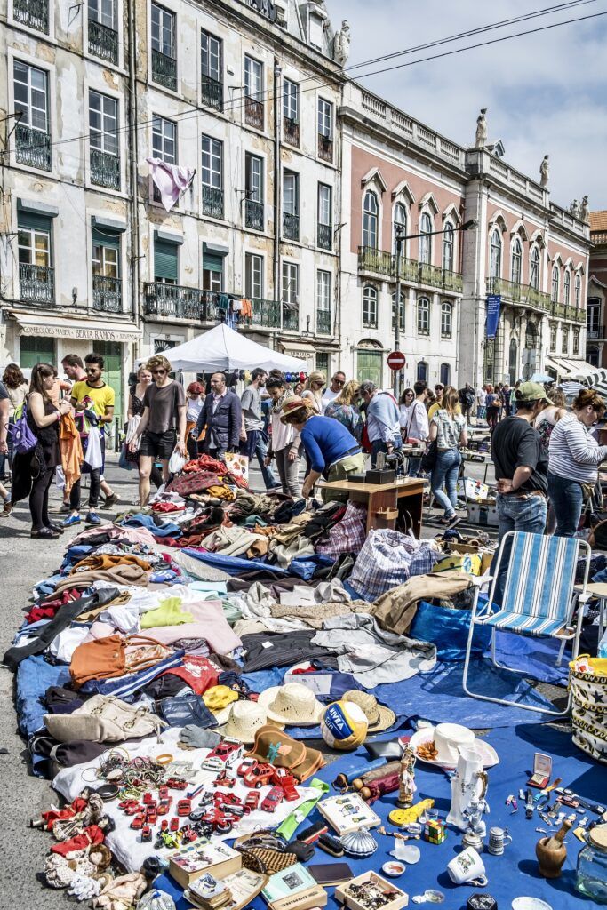 Feira da ladra flea market in Alfama