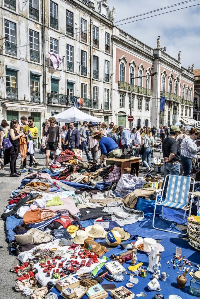 Feira da ladra flea market in Alfama