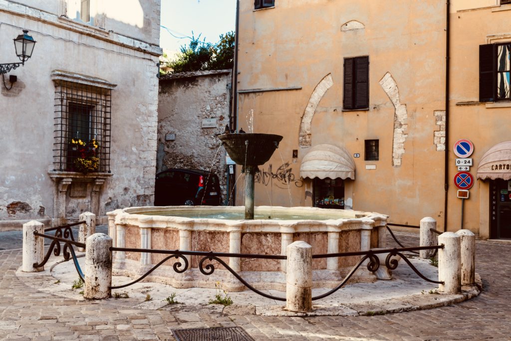 fountain in Piazza dei Priori in Narni