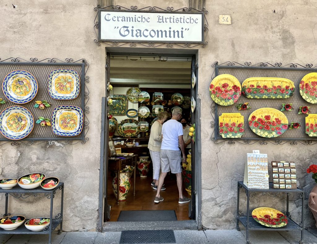 Giacomini, a popular ceramic shop on the Via del Duomo