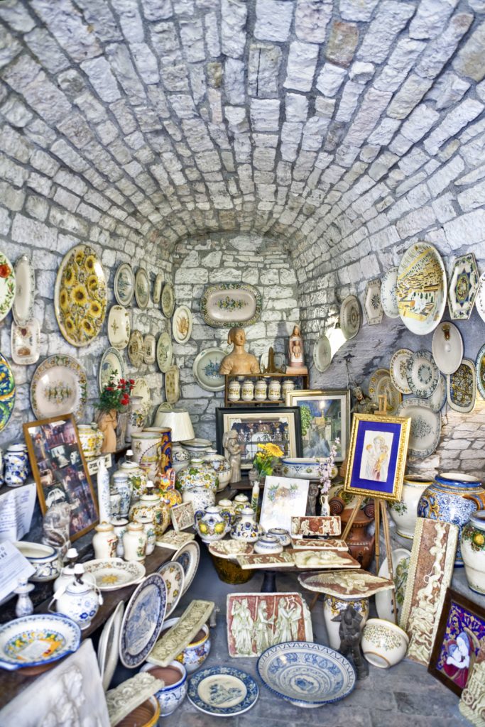 ceramics shop in Dei Consoli street