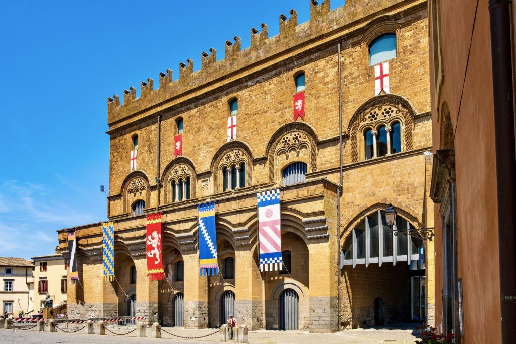 Palazzo del Popolo palace in Piazza Vivaria 