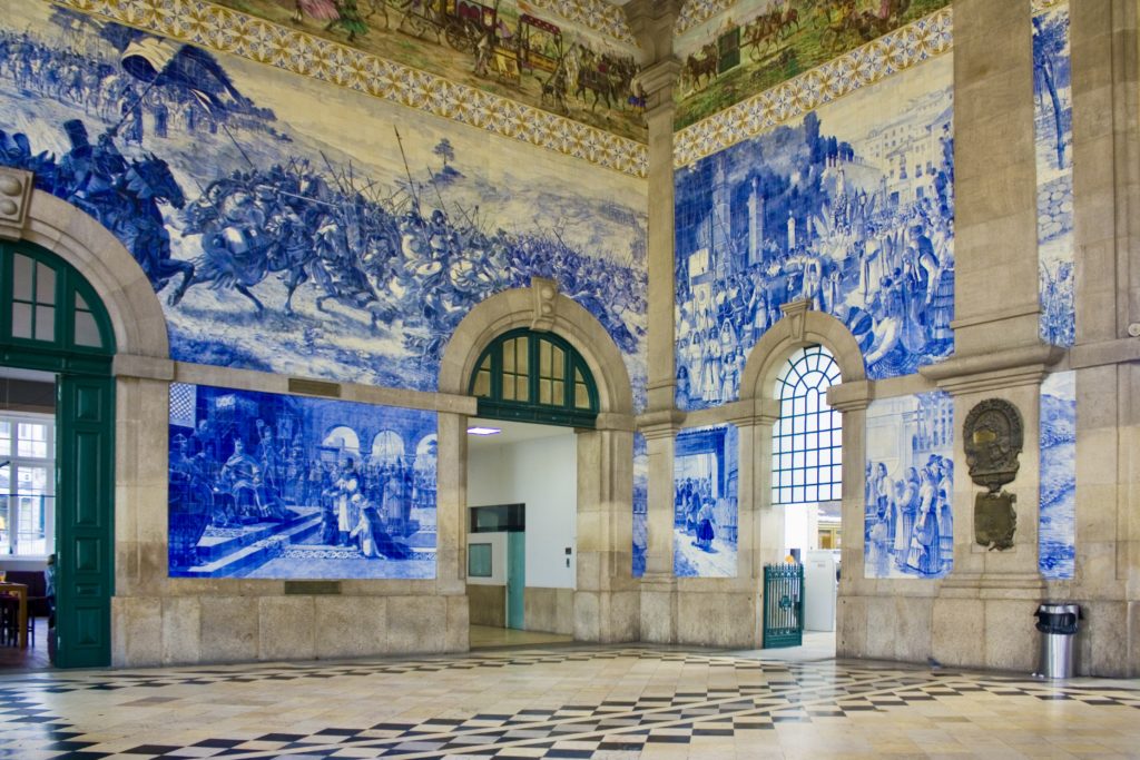 azulejo tiles in São Bento Train Station