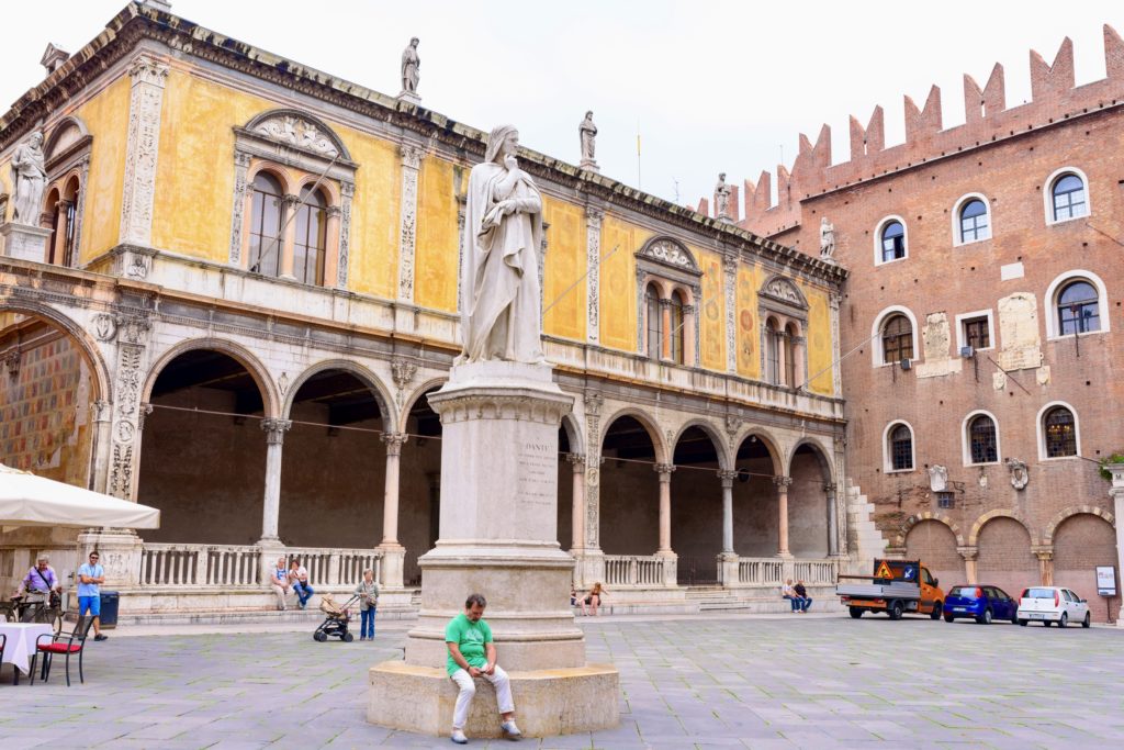 Piazza della Signoria and the monument to Dante