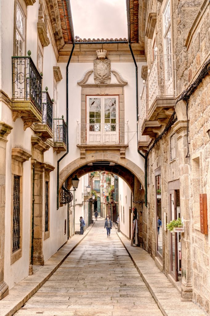 medieval arch on Rua de Santa Maria