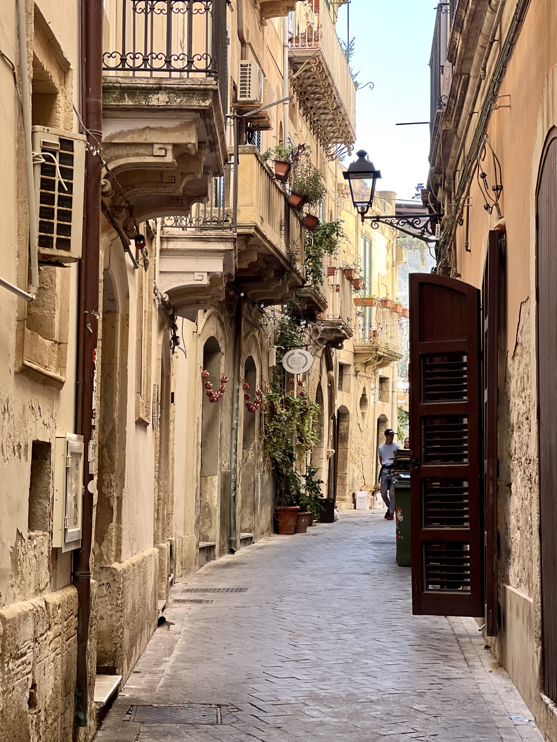 street in the Jewish Quarter, a must visit area with 2 days in Syracuse