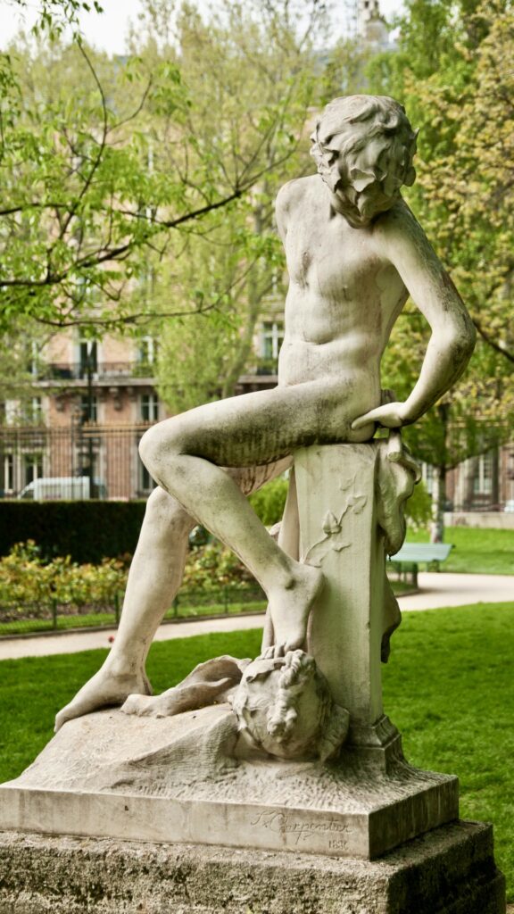 sculpture in Park Monceau