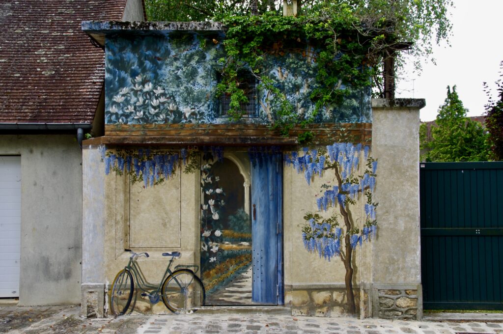 blue painted wall in Crécy-la-Chapelle