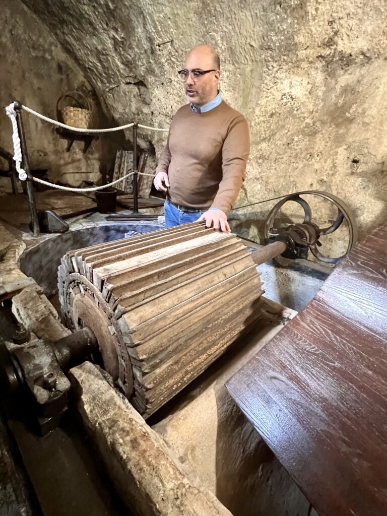 guide in the Paper Museum