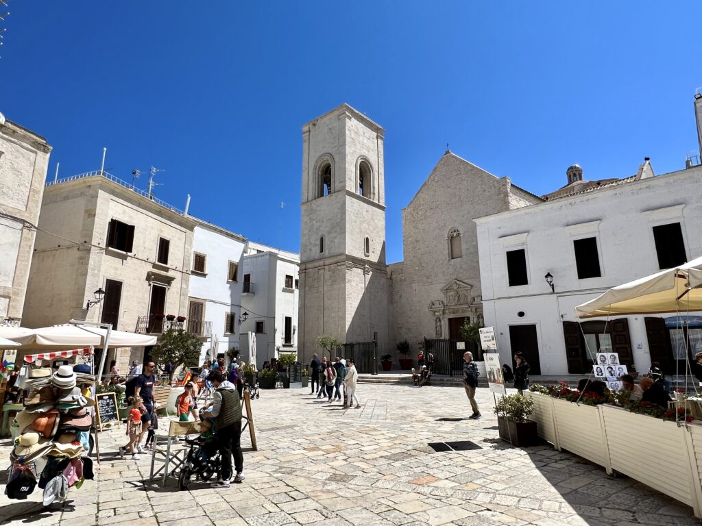 Piazza Vittorio Emanuele II, a must visit with one day in Polignano a Mare