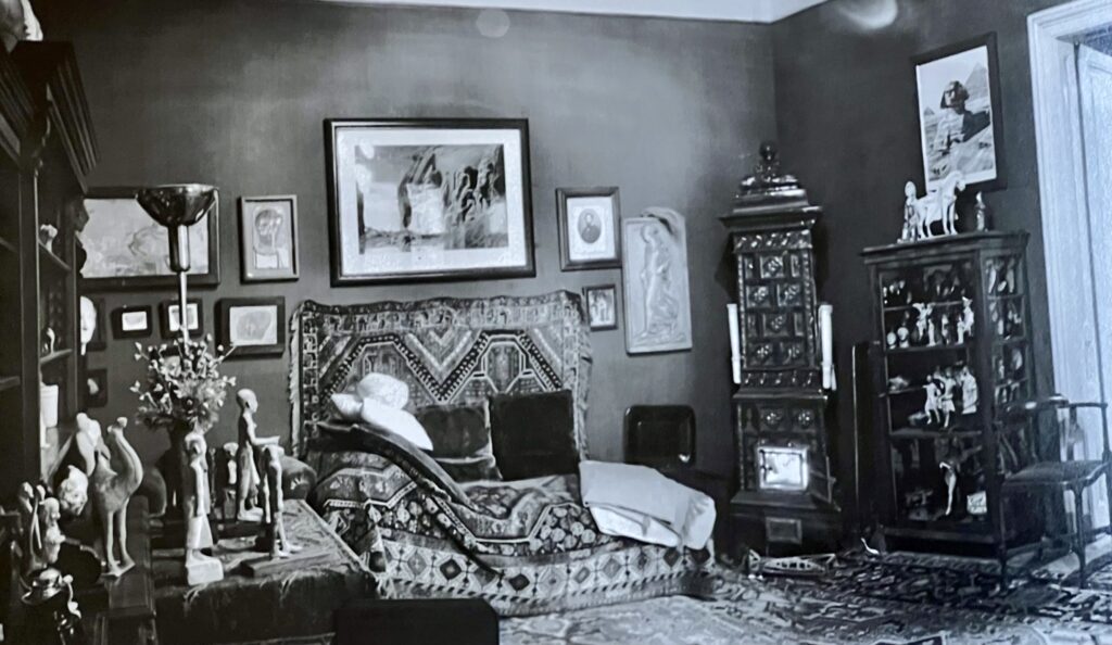 photograph of Freud's consultation room