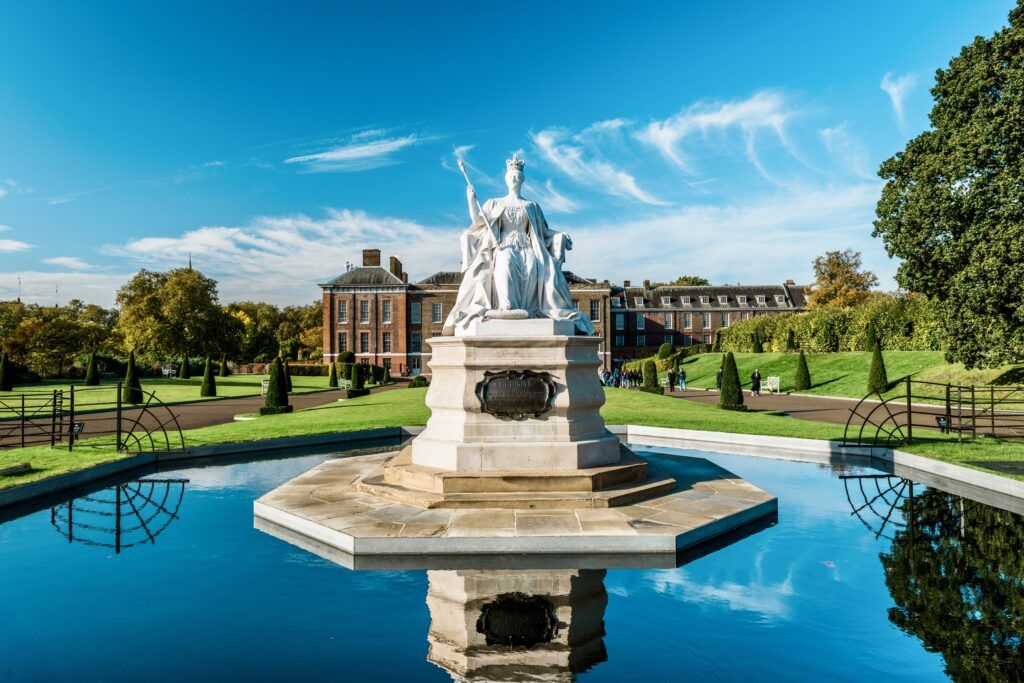 Queen Victoria statue in front of Kensington Palace