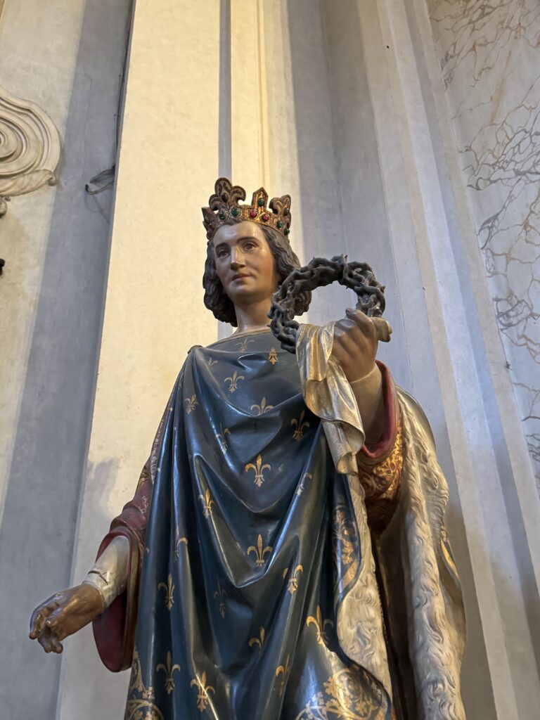 sculpture of king Louis IX
