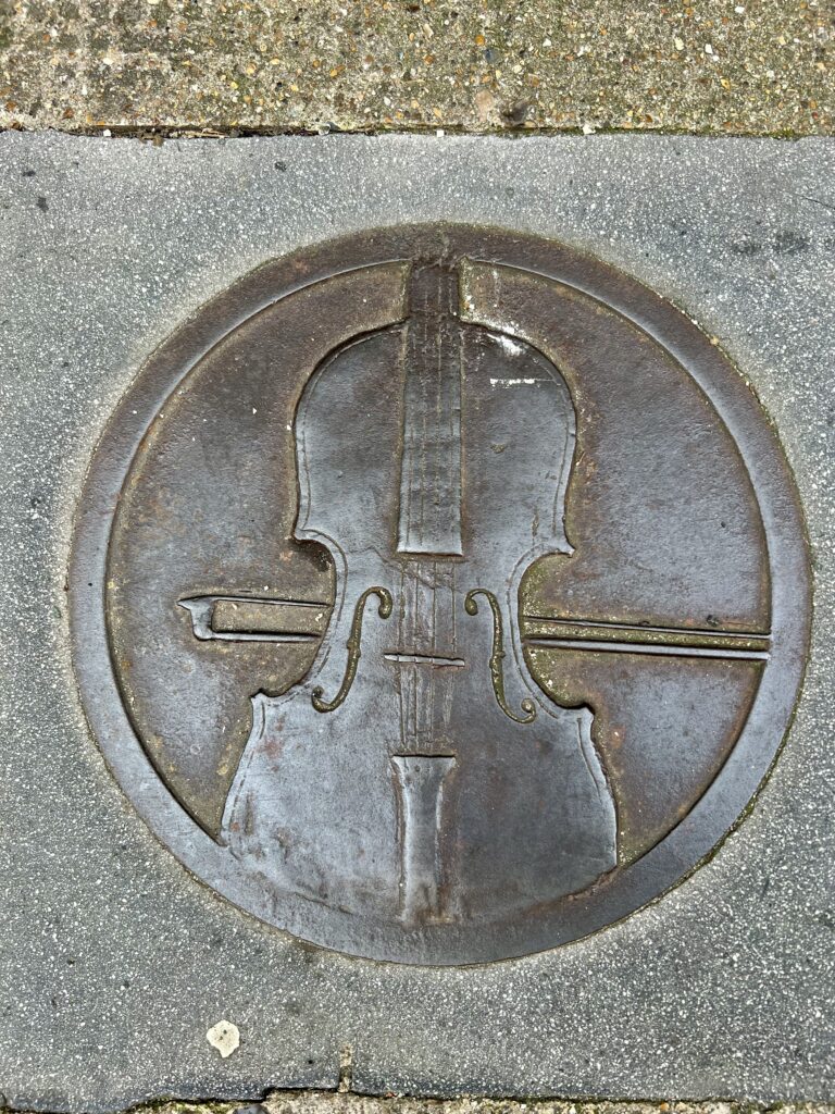 bronze plaque with violin on Princelet Street