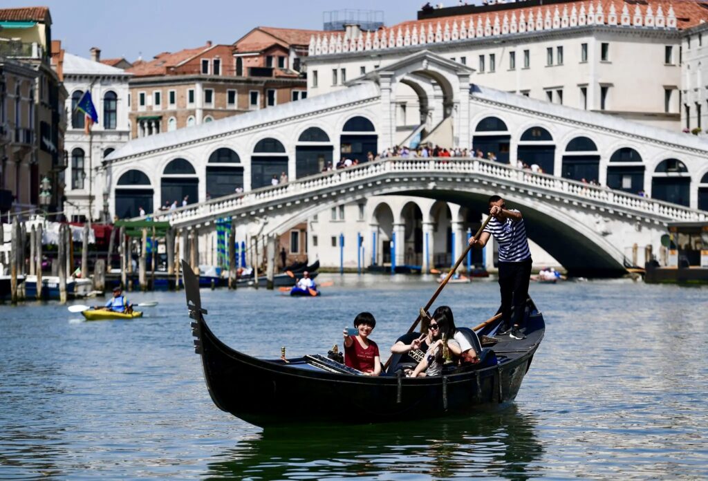 gondola in front of the Rialto Bridge