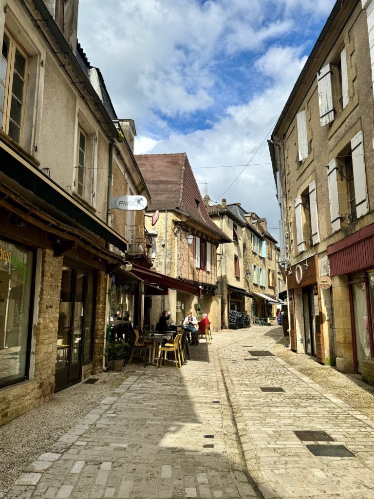 cobbled lane in Belves