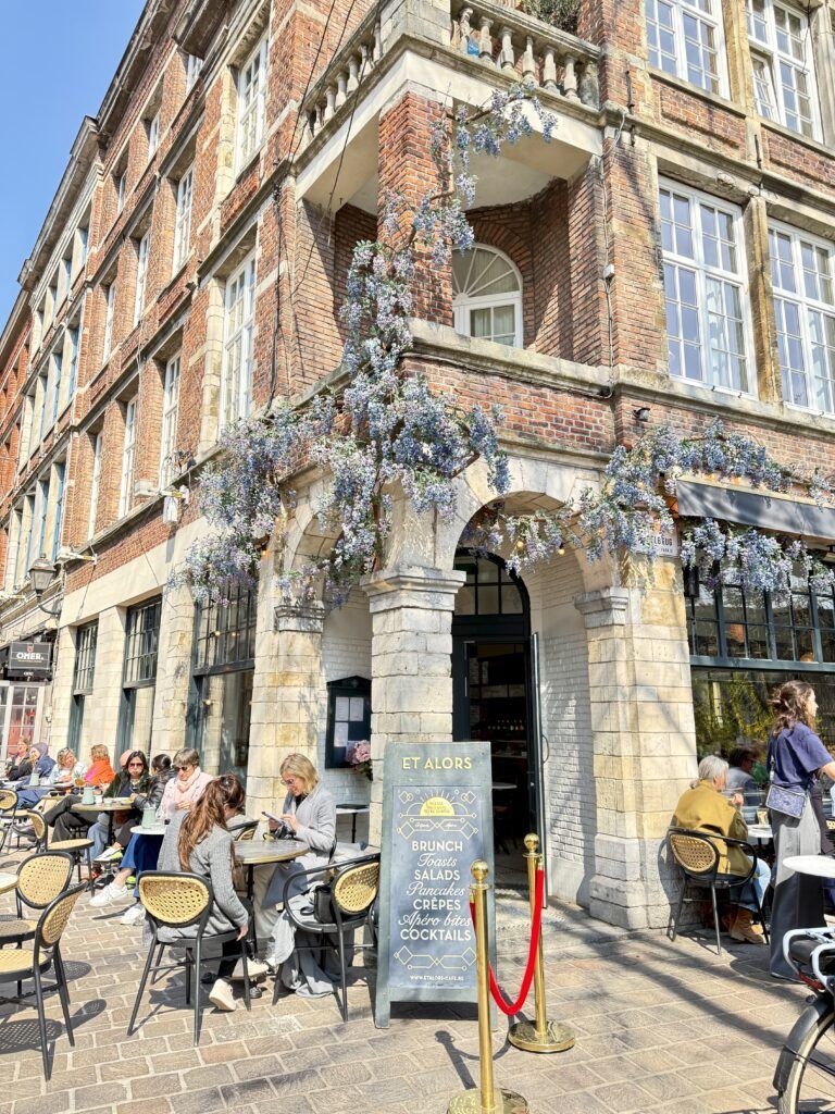 cafe with wisteria in Ghent