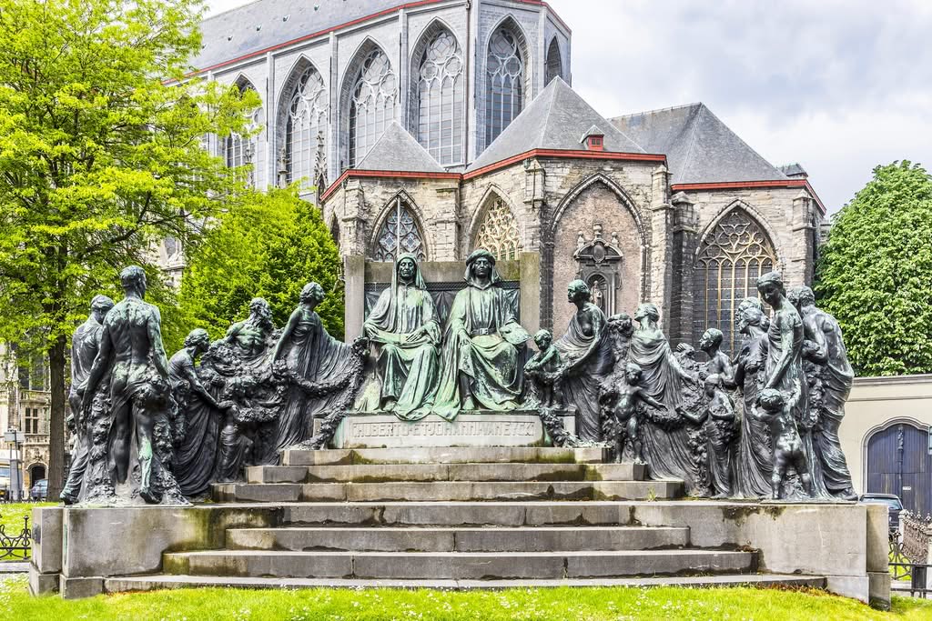 Bronze statue of two Van Eyck brothers 