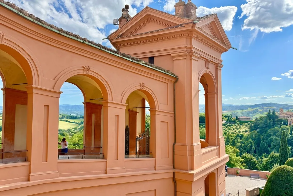 an arm of hte sanctuary with porticos