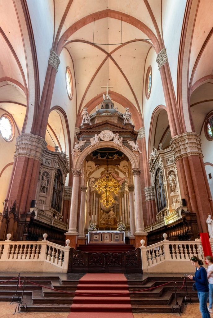 Vignola’s monumental ciborium with the gilded crucifix, with the two historic organ cases flanking it